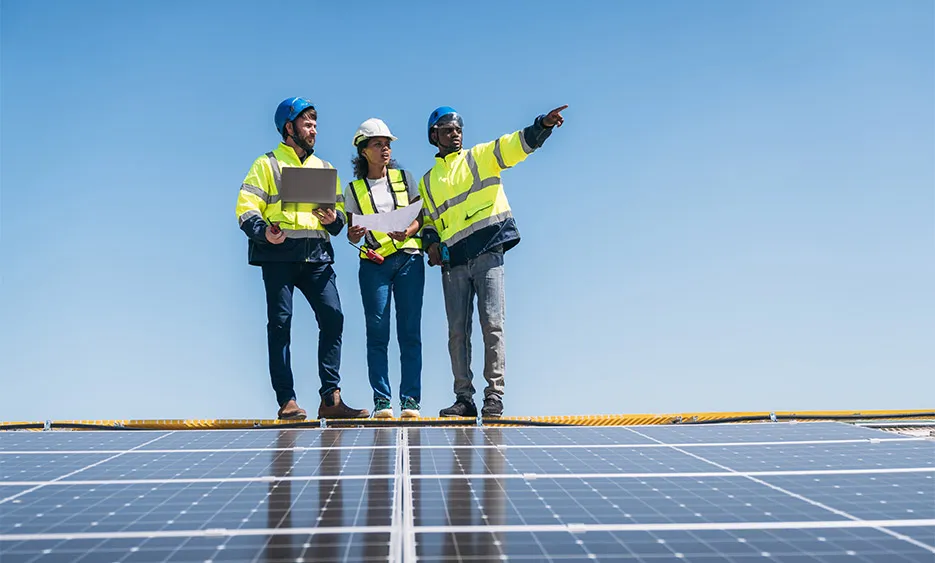 Foto Solarenergie-Investitionen: Ingenieure prüfen Solaranlage für nachhaltige Rendite und Sicherheit – Green Solutions Gruppe